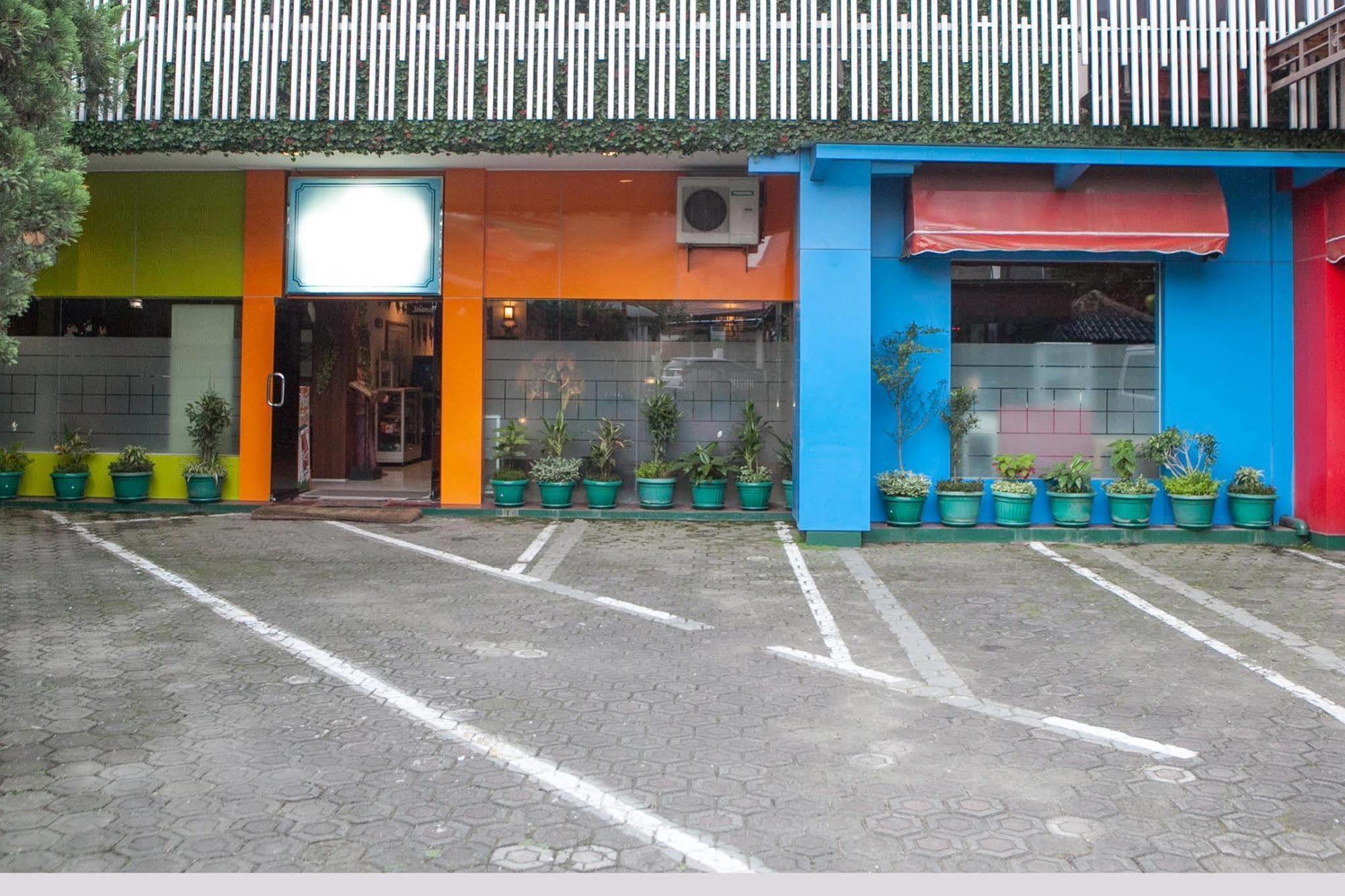 Reddoorz Plus Near Riau Street バンドゥン エクステリア 写真