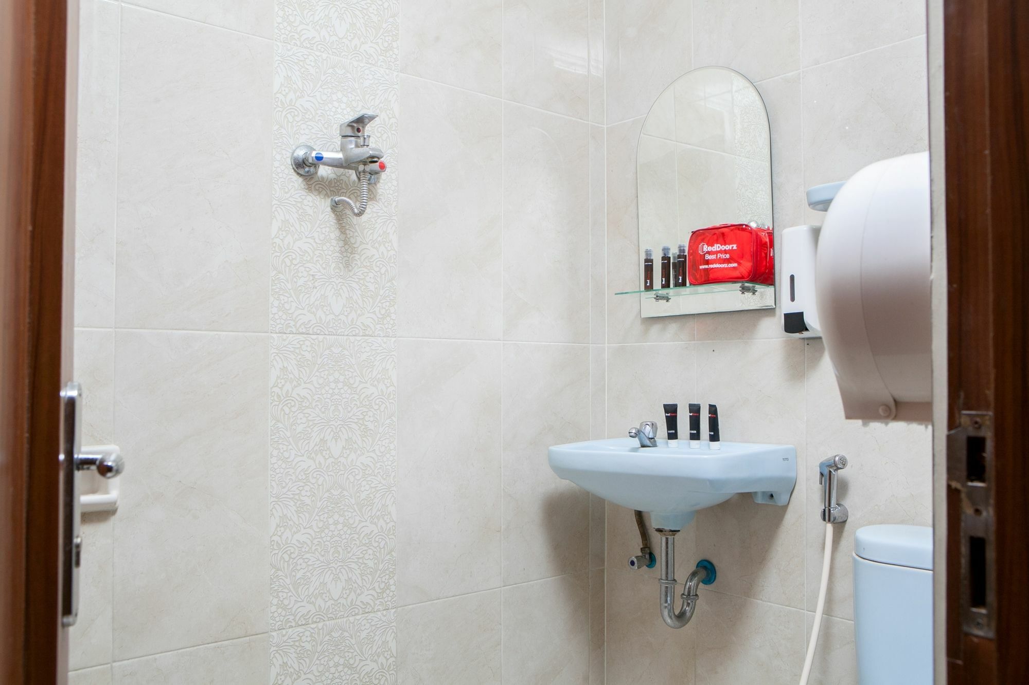 Reddoorz Plus Near Riau Street バンドゥン エクステリア 写真