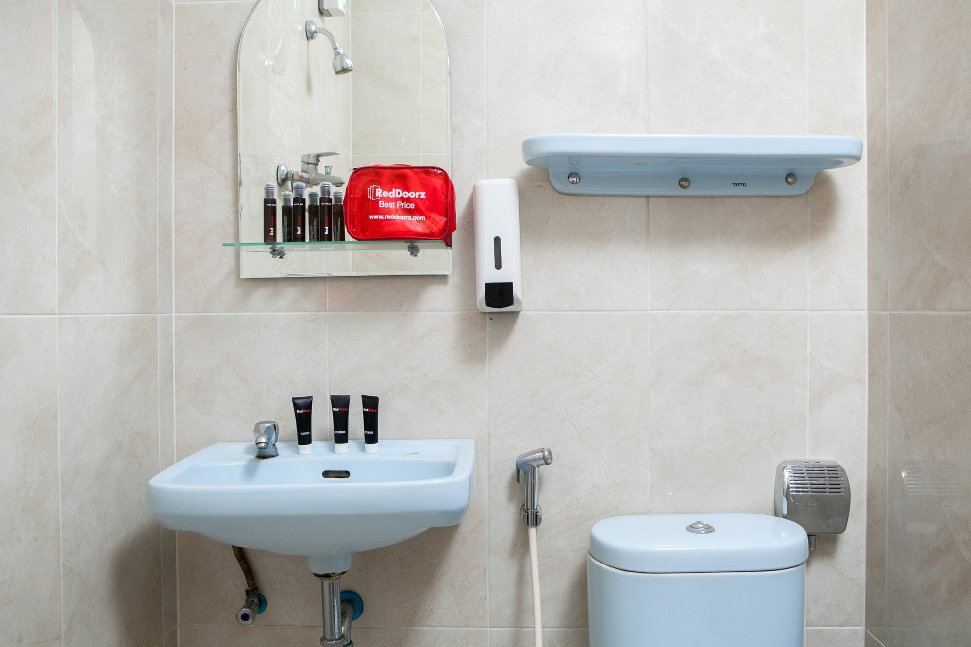 Reddoorz Plus Near Riau Street バンドゥン エクステリア 写真